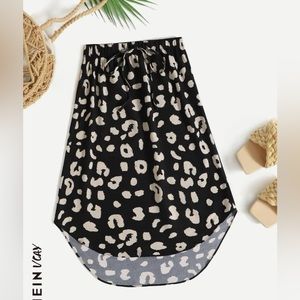 🛍️2/$15 Brand new knee length skirt size medium/large